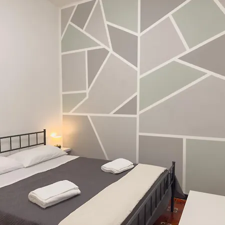 Luxurious Lucia 1 *
