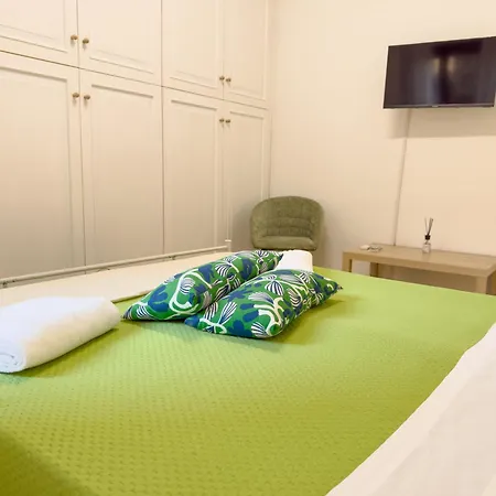 Luxurious Lucia 1 *